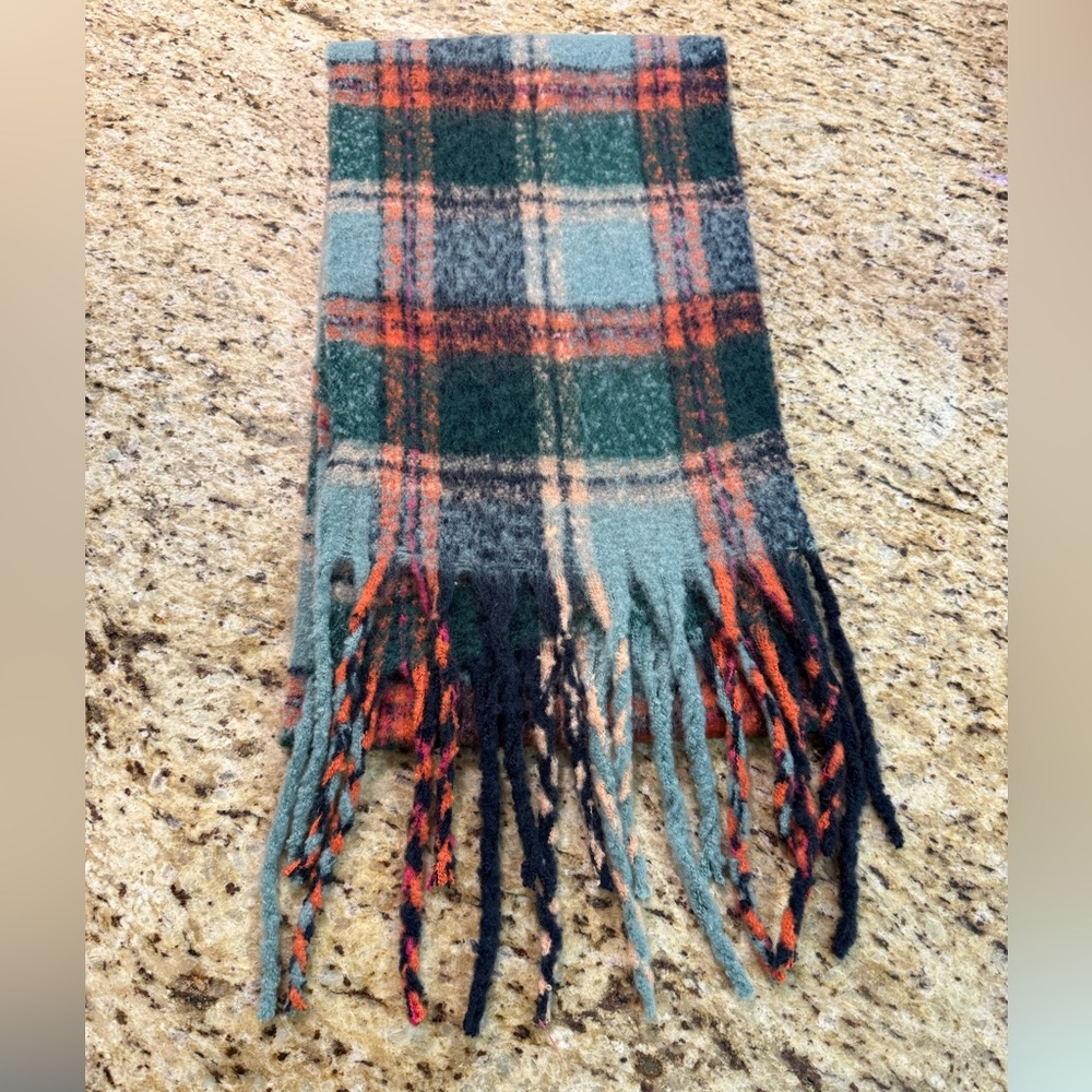 NWT Old Navy Brushed Scarf Soft Plaid Long Scarf with Fringe OS - Picture 3 of 10
